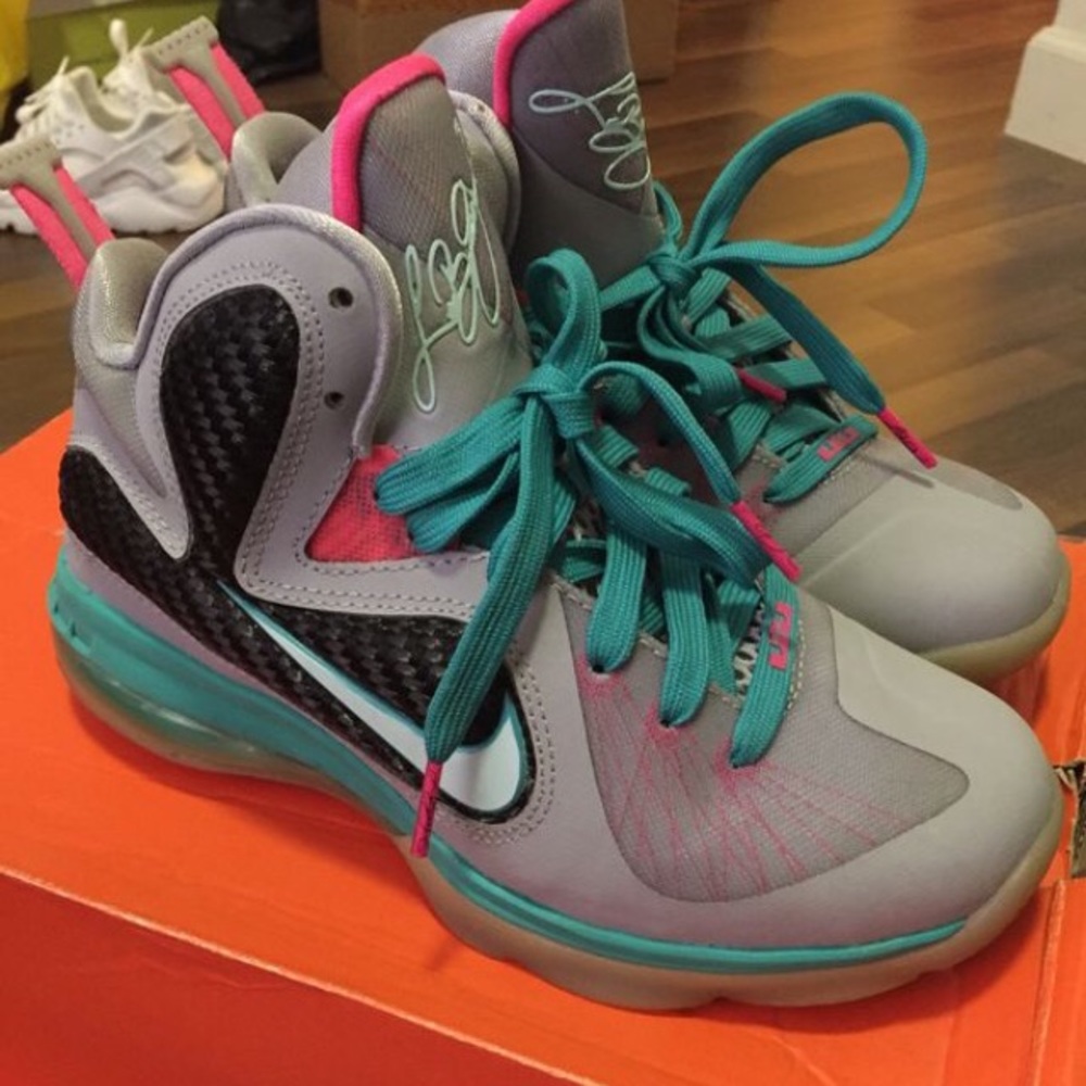 Nike Lebron 9 South Beach Size 4 (gs)